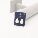 حلق مخمل بتصميم دمعة لون أبيض