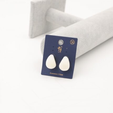 حلق مخمل بتصميم دمعة لون أبيض