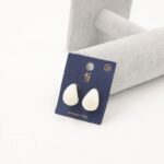 ⁦حلق مخمل بتصميم دمعة لون أبيض⁩ - الصورة ⁦2⁩