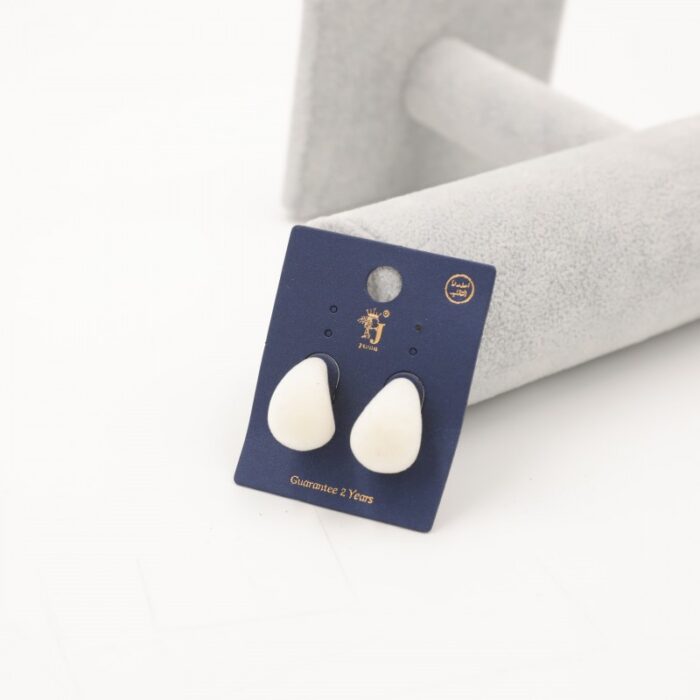 ⁦حلق مخمل بتصميم دمعة لون أبيض⁩ - الصورة ⁦2⁩