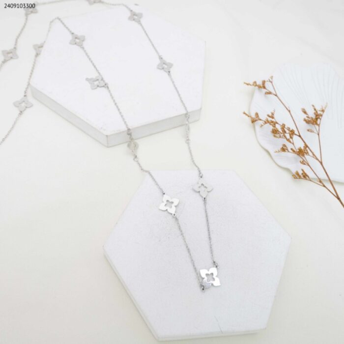 103383640_685ebdfa41568 سلسال طويل بتصميم وردات لون فضي - الصورة 1