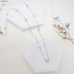 سلسال طويل بتصميم وردات لون فضي