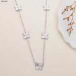 سلسال مع وردات لون فضي