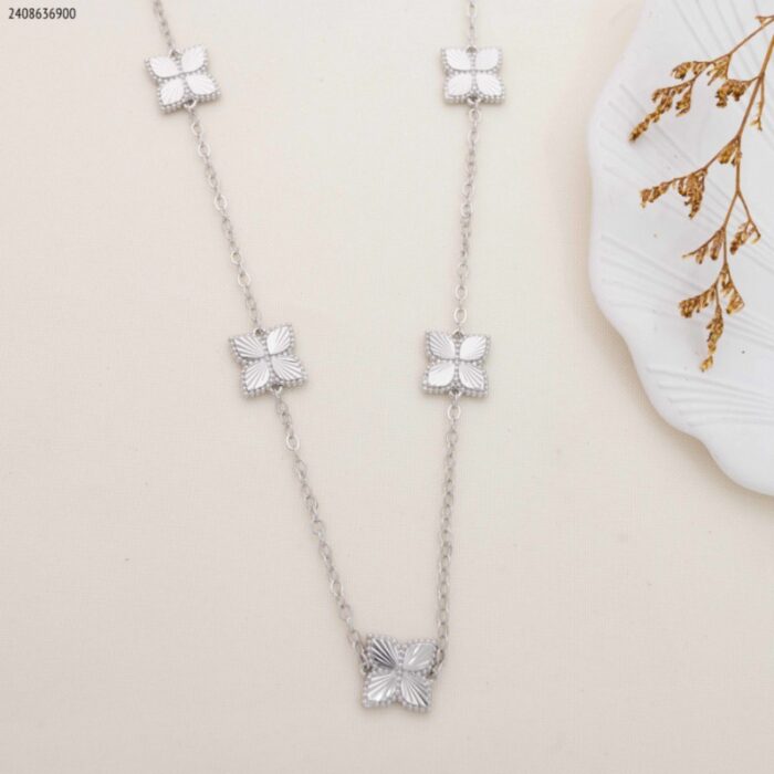 103383651_685ebe094f211 سلسال مع وردات لون فضي - الصورة 1