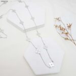 سلسال طويل بتصميم وردات لون فضي