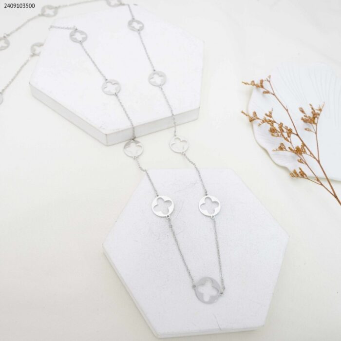 103383658_685ebe1601b76 سلسال طويل بتصميم وردات لون فضي - الصورة 1