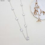 سلسال مع وردات لون فضي