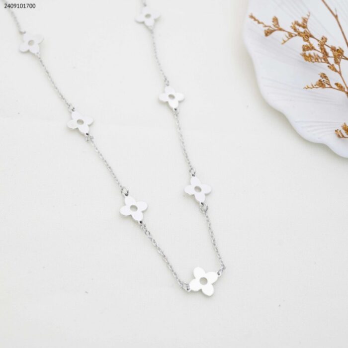 103383669_685ebe4f9762f سلسال طويل - ماركة وردات حجم صغير لون فضي - الصورة 1