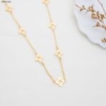 سلسال طويل بتصميم وردات لون ذهبي