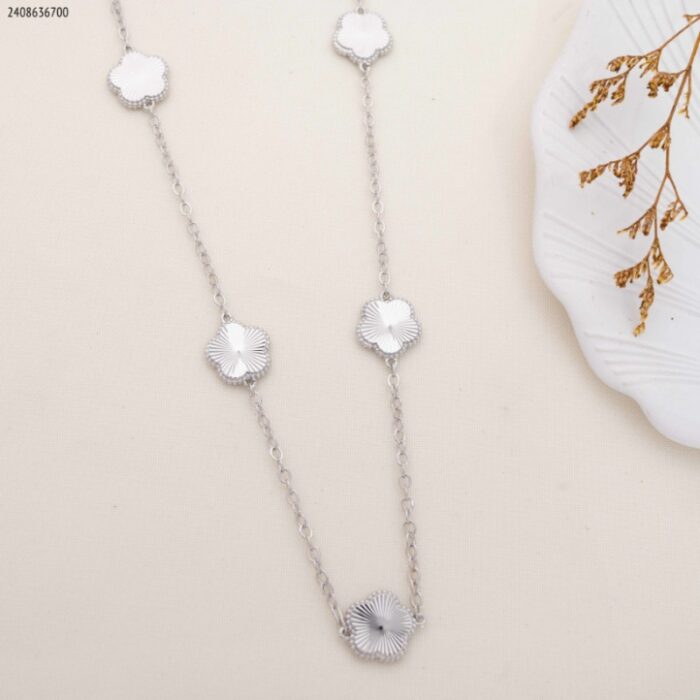 103383678_685ebe5ac8236 سلسال طويل مع وردات لون فضي - الصورة 1