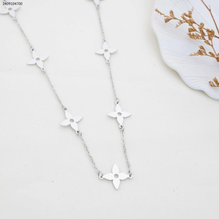 103383685_685ebe6767194 سلسال طويل بتصميم وردة لون فضي - الصورة 1