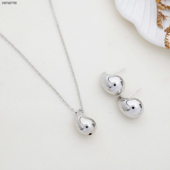 103383692_685ebe70b0cfb طقم شكل دمعة لون فضي - الصورة 1