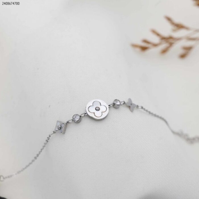 103383694_685ebe71f2176 سوار ورد البرسيم لون فضي - الصورة 1