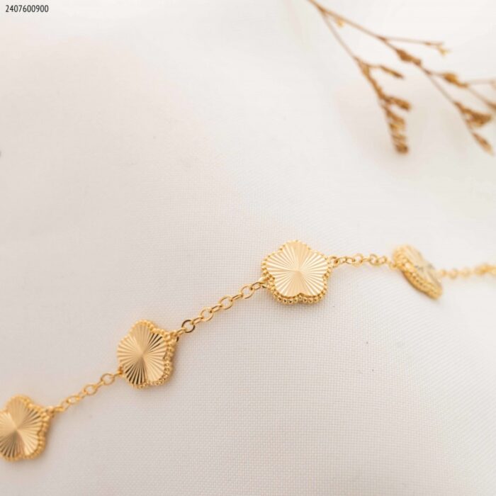 103383701_685ebe7803be2 سوار بتصميم وردات لون ذهبي - الصورة 1