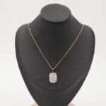 ⁦سلسال مستطيل زركون محفور قلب في النص لون ذهبي⁩ - الصورة ⁦4⁩