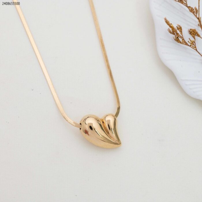 103383706_685ebe7f85b1a سلسال حية مع تعليقة قلب منفوخ صغير لون ذهبي - الصورة 1