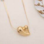سلسال حية مع تعليقة قلب منفوج لون ذهبي