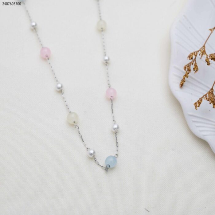 103383716_685ebe8c12e11 سلسال حبات لولو ملونة لون فضي - الصورة 1