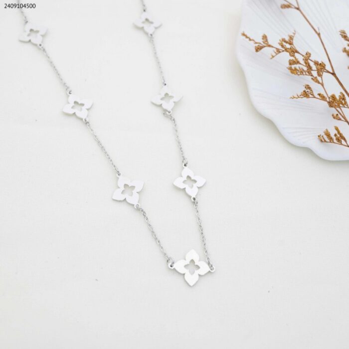 103383718_685ebe92c2d54 سلسال طويل بتصميم وردات لون فضي - الصورة 1