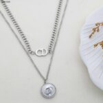 سلسال طبقتين مع تعليقة دائرية لون فضي