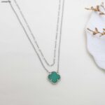 سلسال طويل بتصميم وردة برسيم وجهين أخضر و أبيض لون فضي