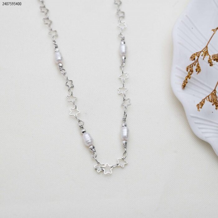 103383732_685ebea386378 سلسال حبات لولو مع حلقات نجوم لون فضي - الصورة 1