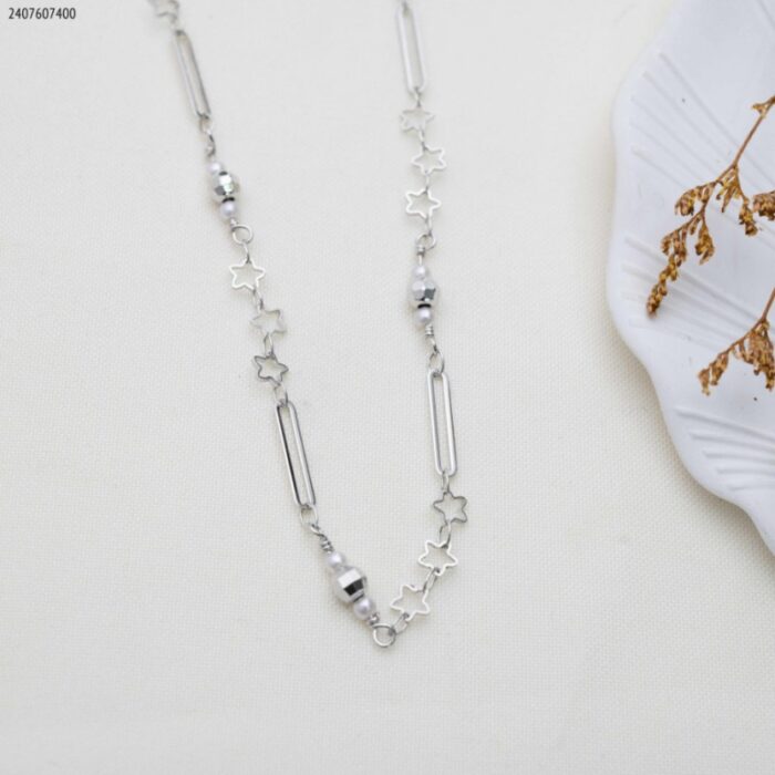 103383733_685ebea4cafae سلسال حبات لولو مع نجوم وحلقات صغيرة وكبيرة دائرة لون فضي - الصورة 1