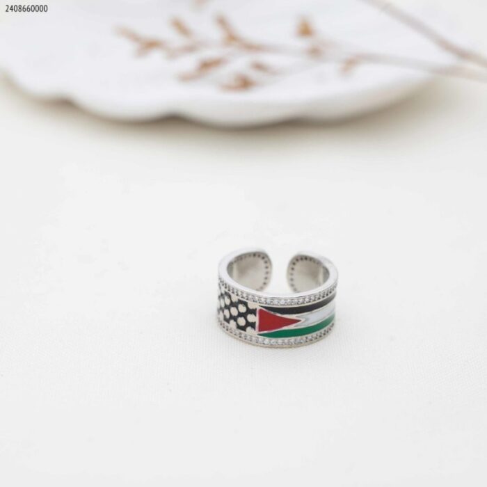 103383750_685ebebd4ef3c خاتم مع علم فلسطين ونقش كوفية لون فضي - الصورة 1