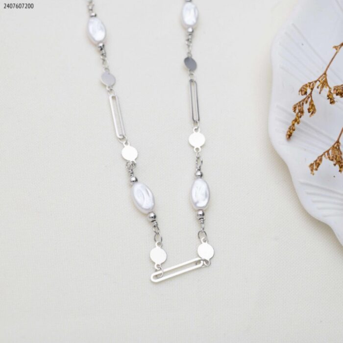 103383773_685ebedbafc3c سلسال حبات لولو مع حلقات كبيرة لون فضي - الصورة 1