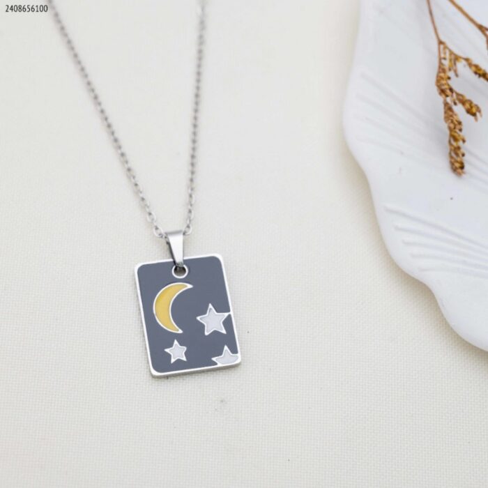 103383774_685ebedcf1525 سلسال مستطيل أسود بتصميم نجوم وقمر لون فضي - الصورة 1