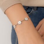 سوار طبقتين مع ورد لون فضي