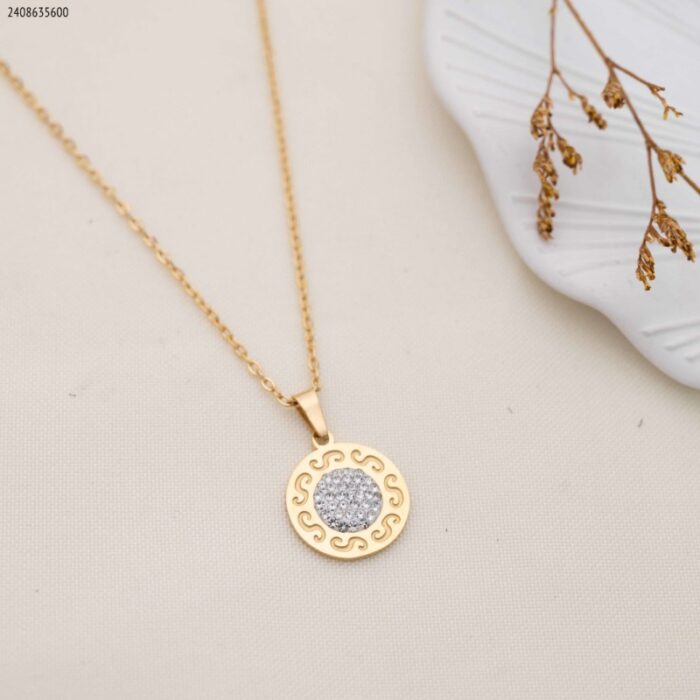 103383777_685ebee0ddc48 سلسال دائرة زركون مع اطار عليه حرف s لون ذهبي - الصورة 1