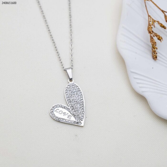 103383786_685ebeee2af86 سلسال قلب مع زركون وكلمة love لون فضي - الصورة 1