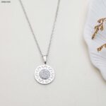 سلسال دائرة زركون مع اطار عليه حرف s لون فضي