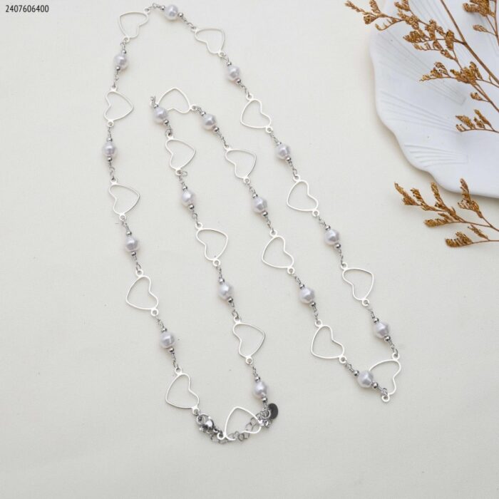 103383810_685ebf0faf610 سلسال حبات لولو قلوب مع حلقات قلوب لون فضي - الصورة 1