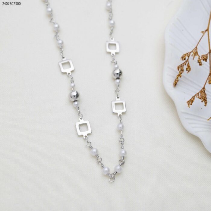 103383814_685ebf142a273 سلسال حبات لولو ومربعات لون فضي - الصورة 1