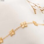 سوار بتصميم وردات لون ذهبي