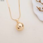 سلسال بتصميم كرة لون ذهبي