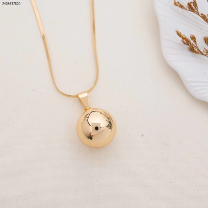 103383819_685ebf403c949 سلسال بتصميم كرة لون ذهبي - الصورة 1