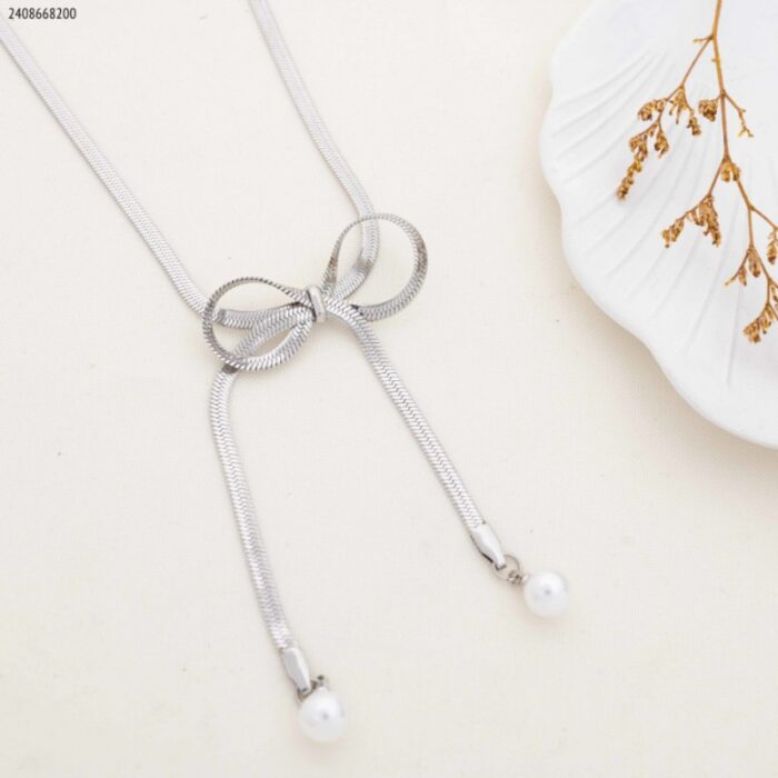 103383822_685ebf43112b3 سلسال جلد أفعى مع لولو لون فضي - الصورة 1