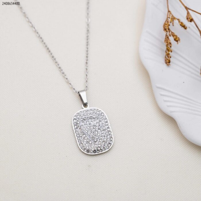 103383825_685ebf477b924 سلسال مستطيل زركون فيه قلب لون فضي - الصورة 1