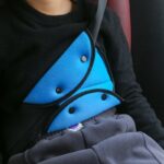 ⁦أداة ضبط حزام أمان السيارة للأطفال - مصنوع من نسيج شبكي هوائي ذات عدة طبقات لضمان السلامة⁩ - الصورة ⁦2⁩