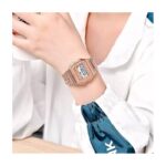 ⁦ساعة رقمية للصبايا - إضاءة LED حزام من الستانلس ستيل الأنيق - موديل F91W - لون زهري⁩ - الصورة ⁦3⁩