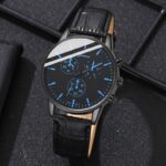 ⁦ساعة كوارتز رجالية حزام جلد - أرضية سوداء وعقارب باللون الأزرق - ماركة Geneva⁩ - الصورة ⁦2⁩