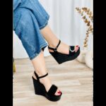 كندرة كعب عريض عالي للنساء لون اسود