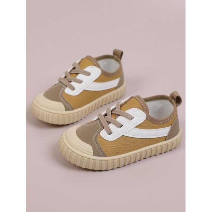 103384165_685ec28444aaf بوت أطفال ولادي لون بني وابيض - الصورة 1