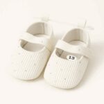 حذاء للأطفال لون أبيض حديثي الولادة