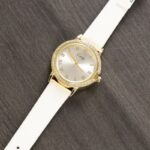 ساعة نسائية دائرية مرصعة بالزركون وحزام جلدي (اللون: ذهبي و ابيض)