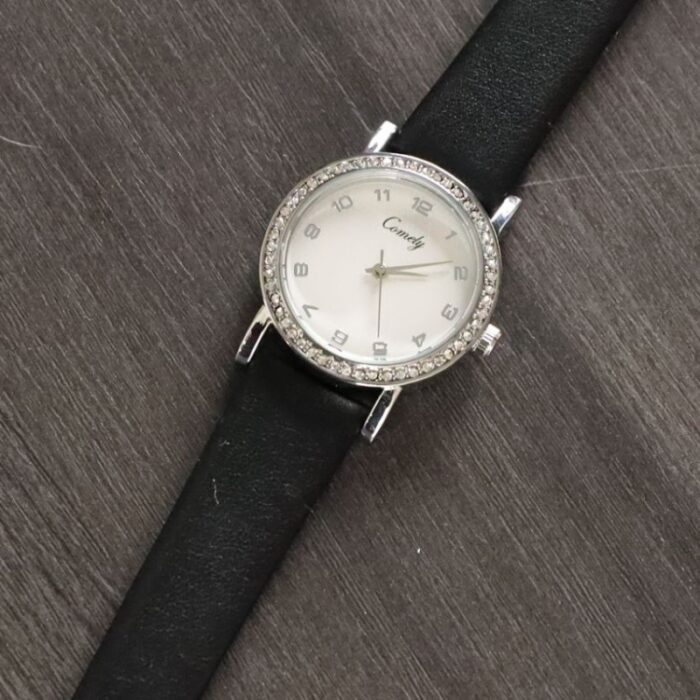 103384263_685ec38a2fdde ساعة نسائية دائرية مرصعة بالزركون وحزام جلدي (اللون: فضي و اسود) - الصورة 1