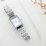 ساعة نسائية مستطيلة (اللون: فضي)